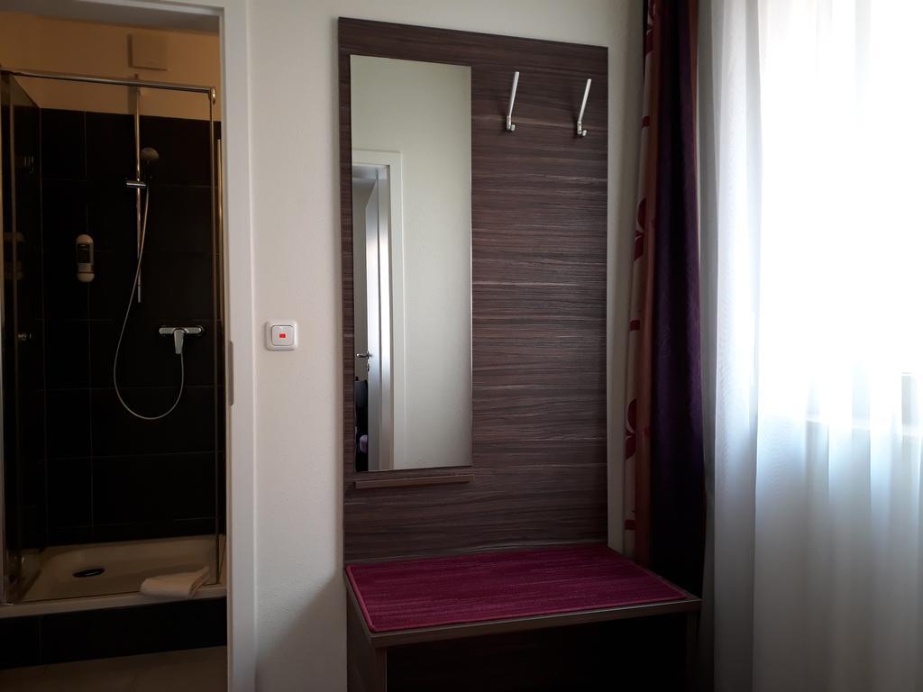Pension Am Weinberg Bed & Breakfast Mainstockheim Екстер'єр фото